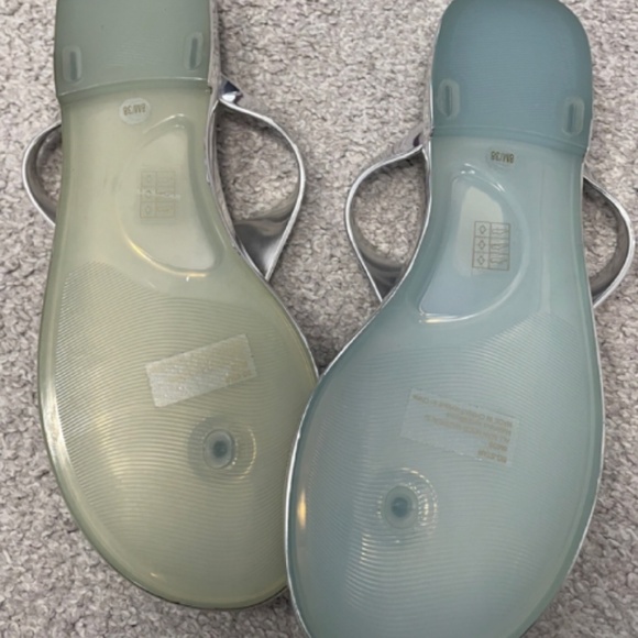 BCBGeneration Silver Thongs NWOT 8 - Picture 6 of 9